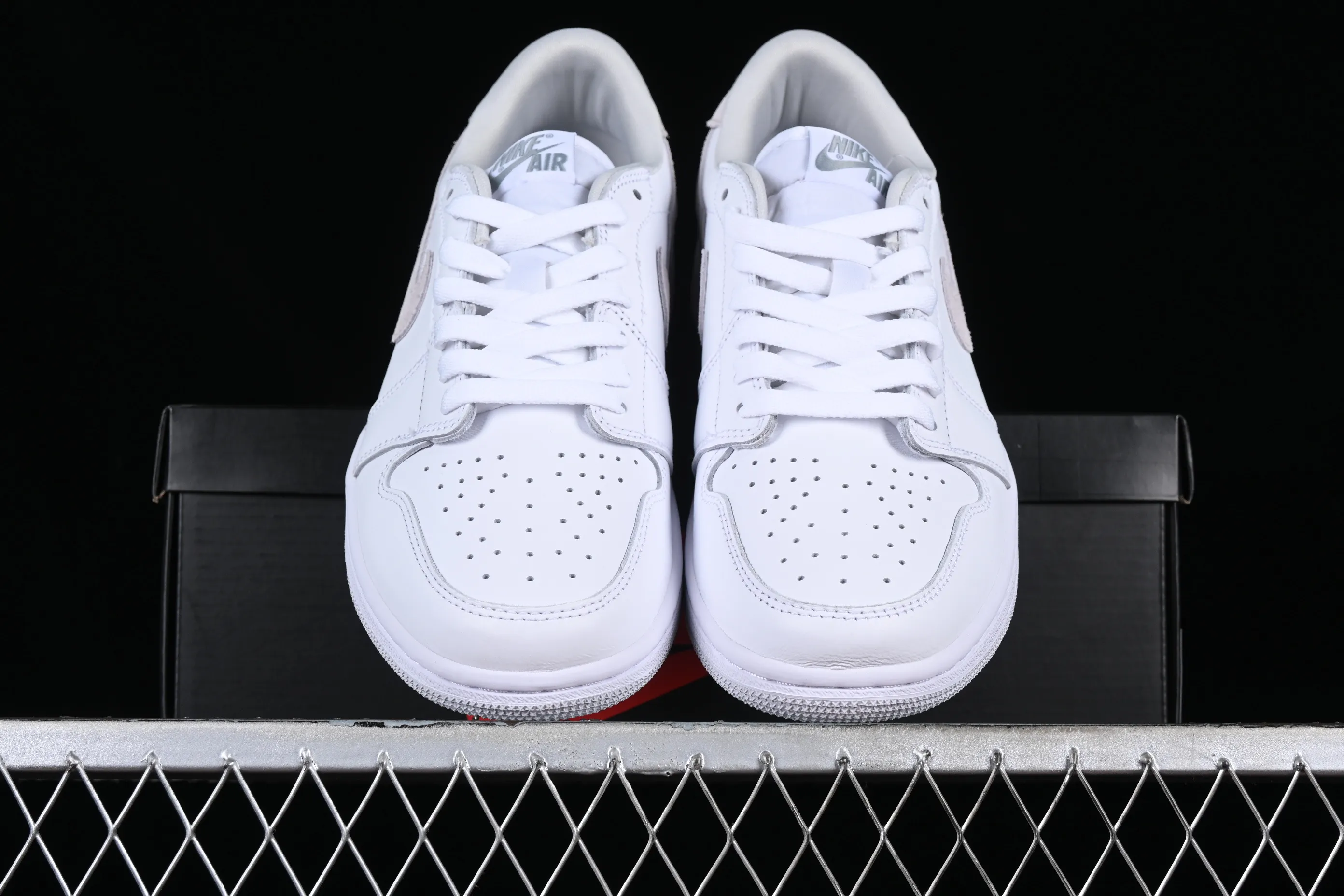 All categories Air Jordan Jordan series basketball shoes Air Jordan 1 Low G version pure original Air Jordan 1 Low OG "Shattered Backboard" AJ1 Joe 1 customized version white buckle shredded full head layer low-top basketball shoes CZ0790-100